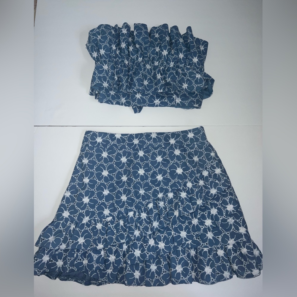 DO+BE adorable summer set! Strapless top with skirt! Top size M skirt size L